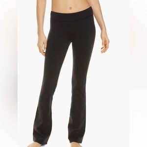 Alo airbrush low rise bootcut leggings in cherry cola